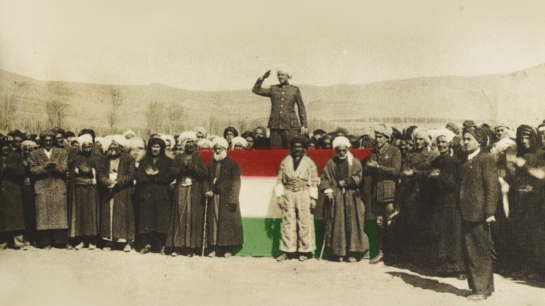 چیرۆکی نەخشاندنی یەکەم ئاڵای کۆماری کوردستان بەدەستی ژنێکی دەستڕەنگین